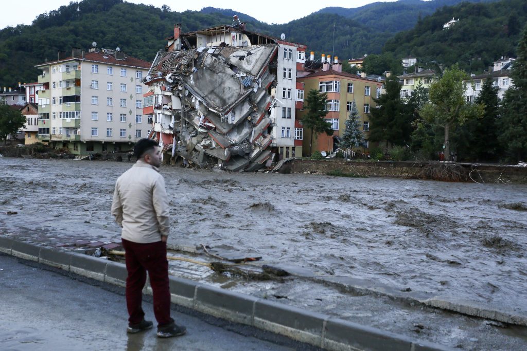 U poplavama na sjeveru Turske, najmanje 17 poginulih