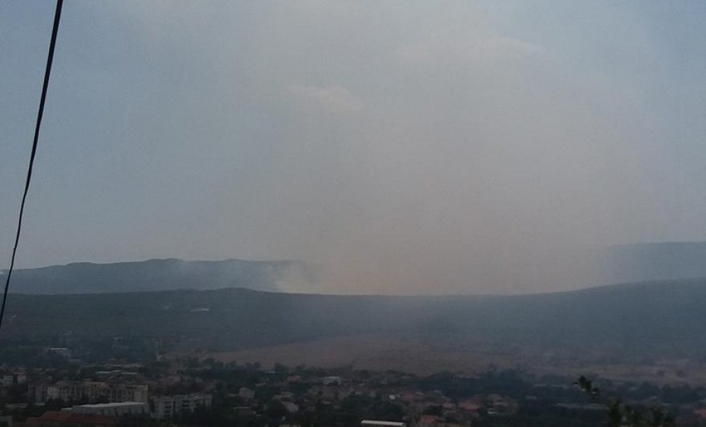 Jak vjetar ponovo aktivirao požar na putu Trebinje-Bileća, svi vatrogasci i vatrogasna vozila na terenu