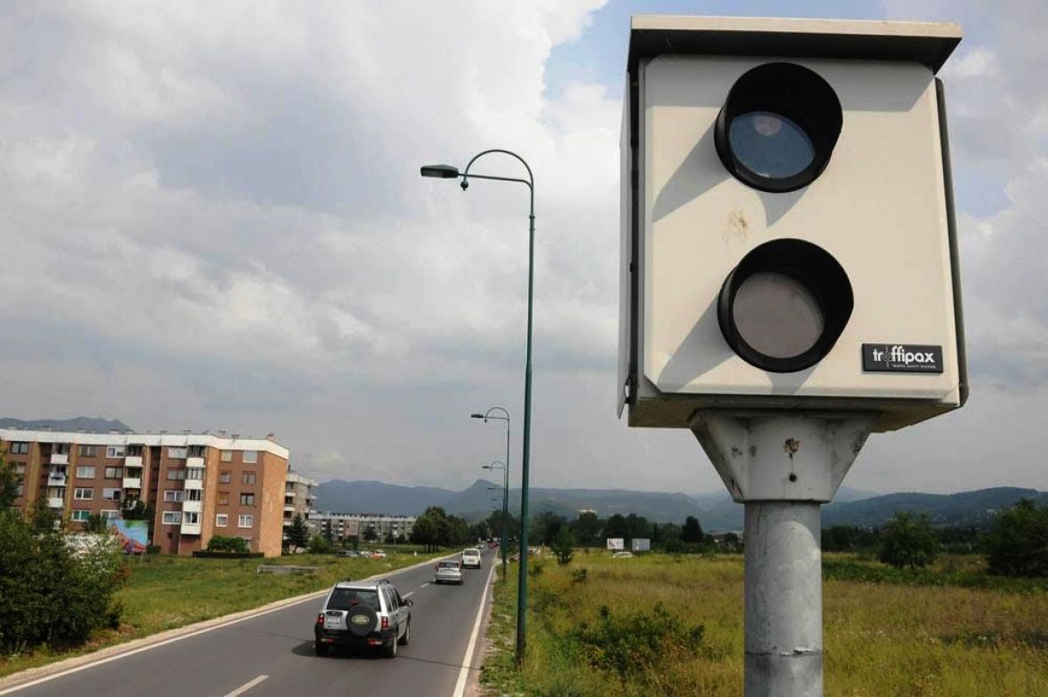 Range Roverom više puta udario u stub radara u namjeri da ga ošteti