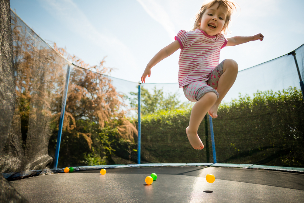 Stručnjak upozorava na opasnosti trampoline: Iza silne zabave skrivaju se veliki rizici, posebno za djecu...