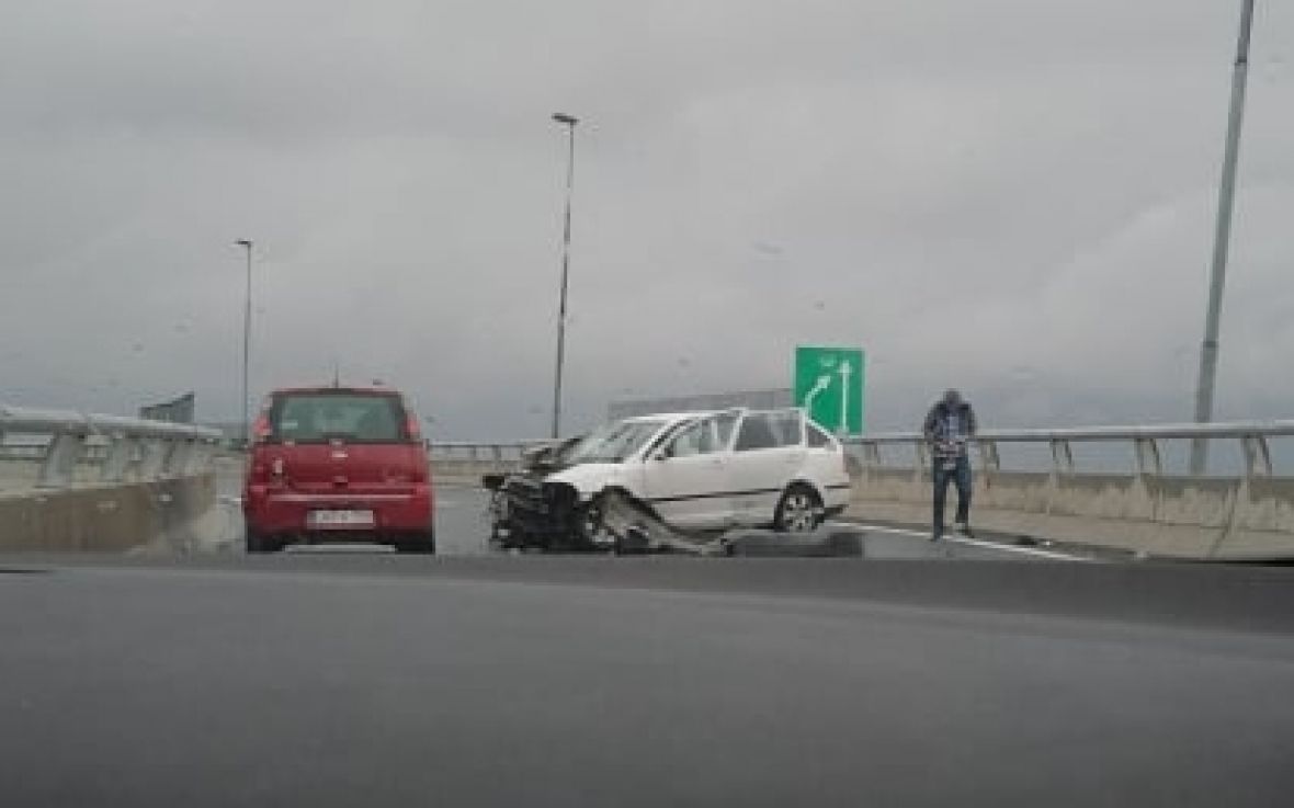 Nesreća na autoputu na izlazu iz Sarajeva: Jedna osoba povrijeđena