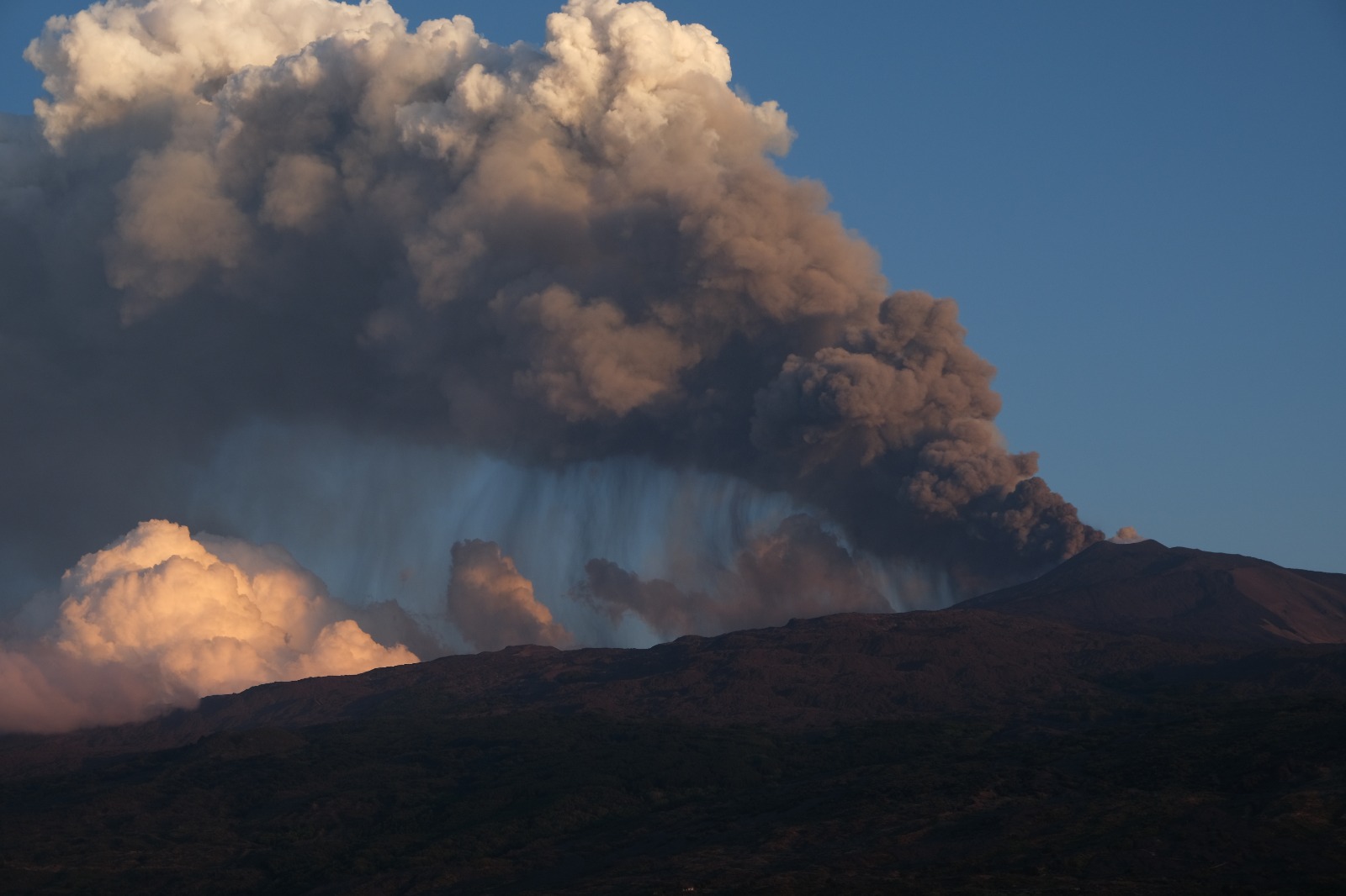 Vulkan Etna ponovo izbacuje lavu i pepo