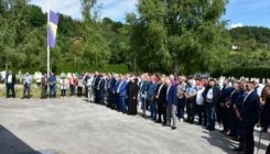 Premijer Kadrija Hodžić i ministar Fedahija Ahmetović posjetili memorijalne centre i Općinu Srebrenica