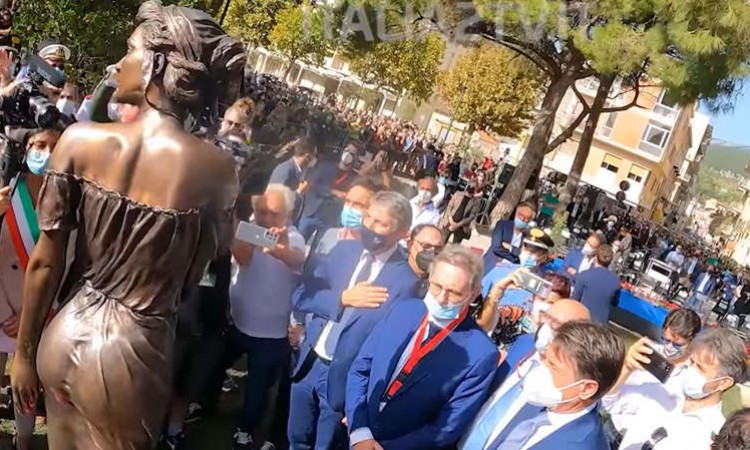 Bronzana statua žene u prozirnoj haljini izazvala ljutnju javnosti u Italiji