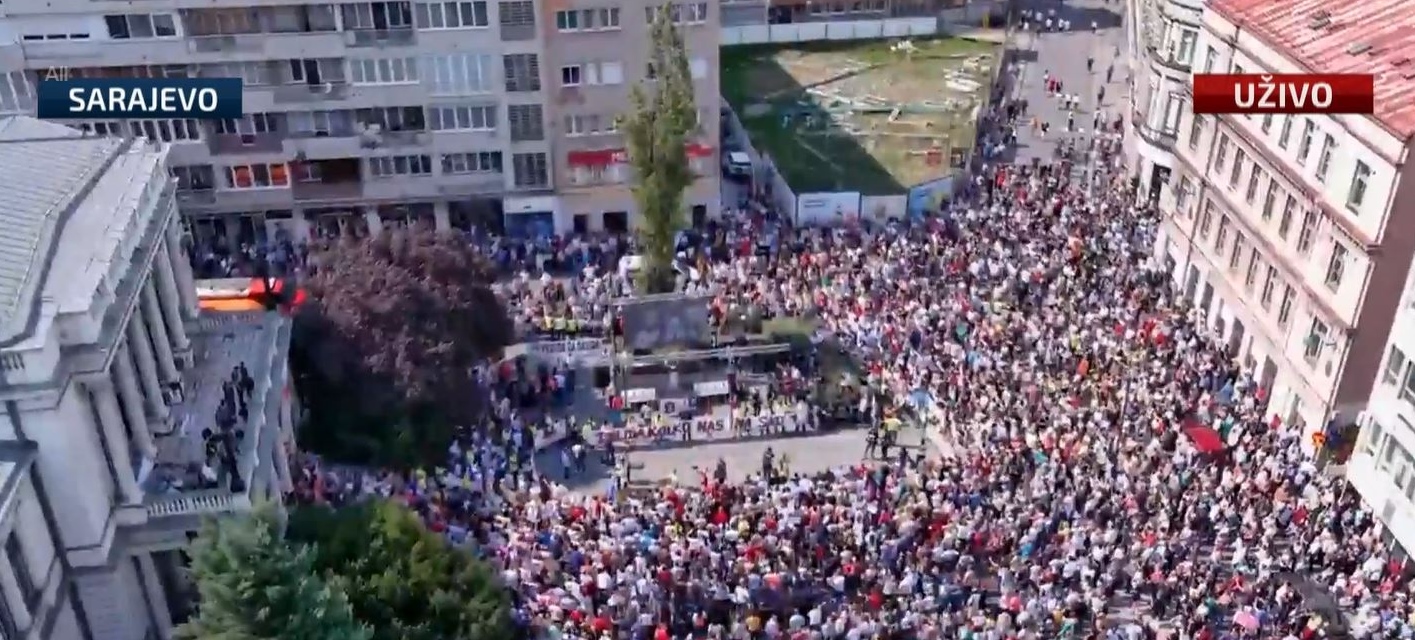 Pogledajte trenutnu atmosferu na protestima u Sarajevu