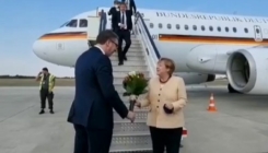 Vučić dočekao Merkel na aerodromu, poručio: "Imam tremu"