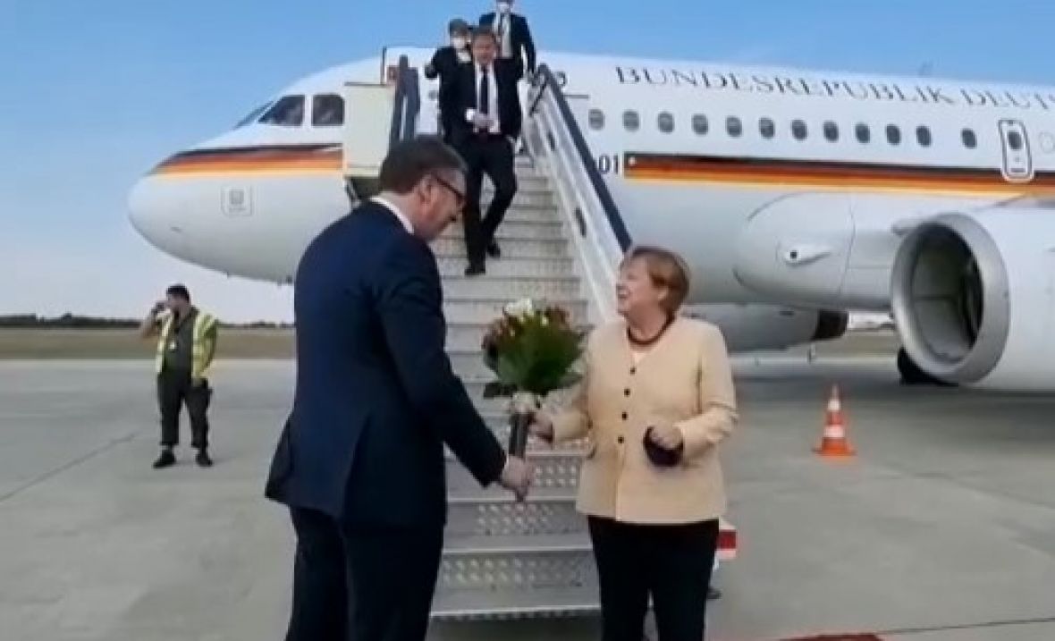 Vučić dočekao Merkel na aerodromu, poručio: "Imam tremu"