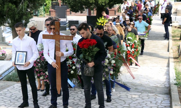 U Mostaru pokopan Ljubo Bešlić, ispratio ga veliki broj građana