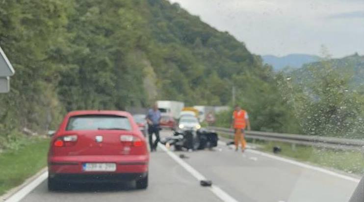 Saobraćajna nesreća kod tunela Crnaja: Sudarili se automobil i motociklista