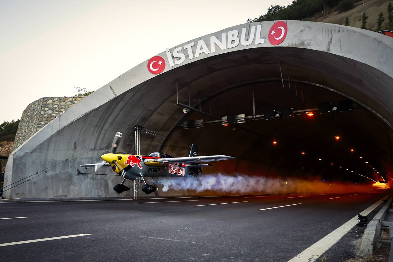 Oborio svjetski rekord: Italijanski pilot proletio tunelom u Istanbulu brzinom od 245 km/h