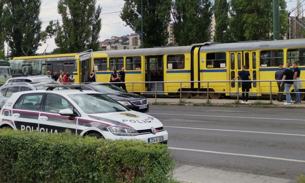 Drama u tramvaju u Sarajevu: Nasilnik napadao putnike, djevojku udario šakom u oko...