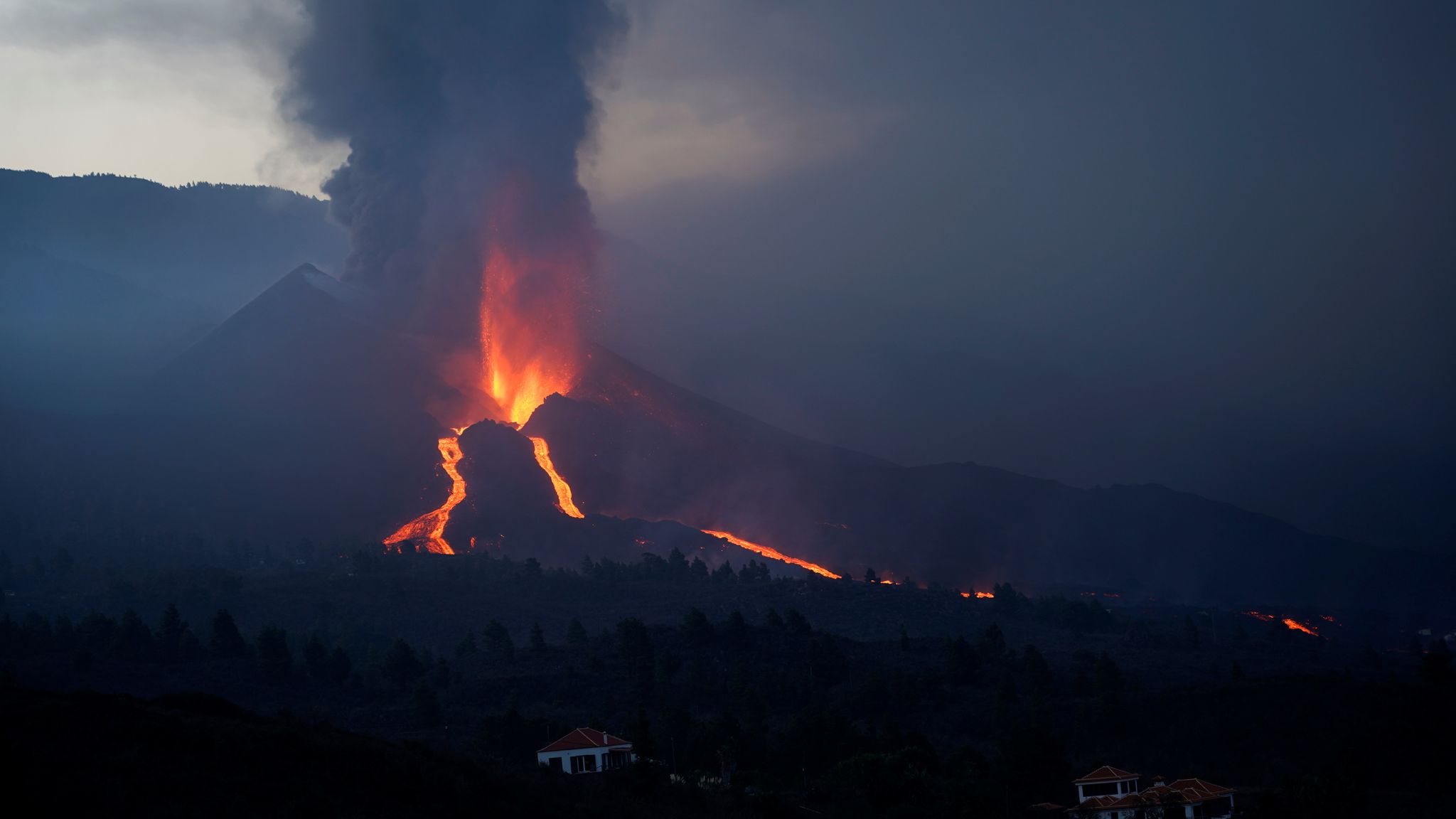 Vulkan na španskom otoku La Palma izbacuje blokove lave veličine zgrade