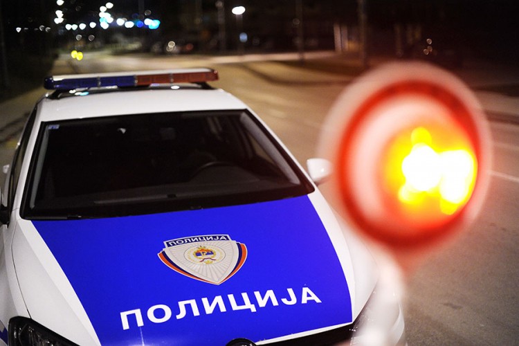 Pijan vukao vozilom policajca i nanio mu povrede