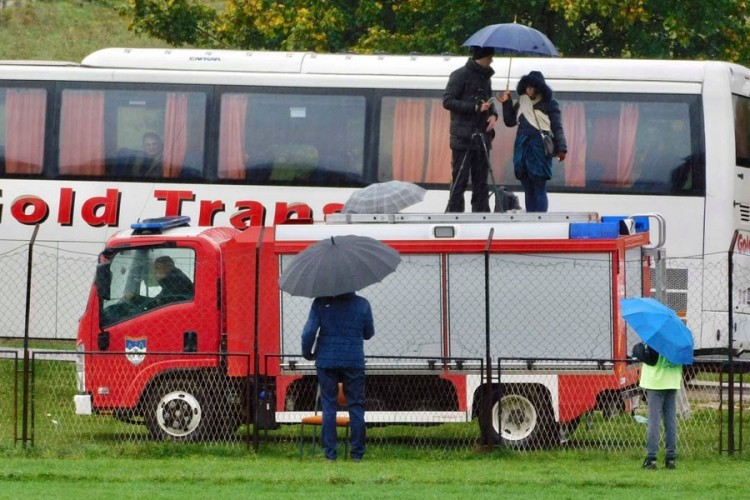 Mladići utakmice prenose sa vatrogasnog kamiona: 'Nismo čekali da nam neko da posao'