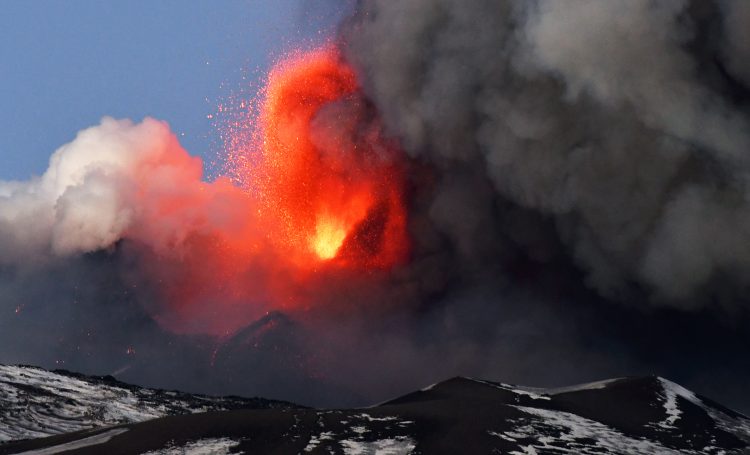 Vulkan Etna na Siciliji ponovno eruptirao