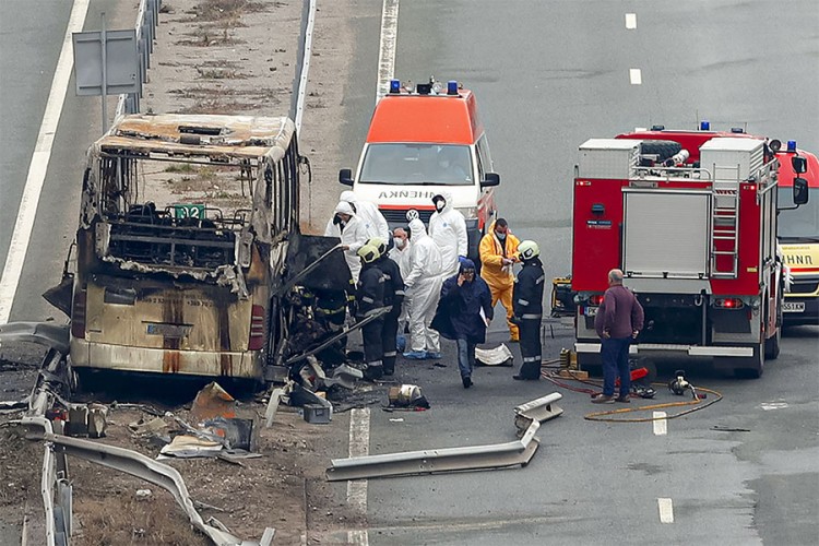 Carinici koji su preko granice bez dokumenata pustili autobus u kojem je stradalo 46 ljudi dobili otkaz