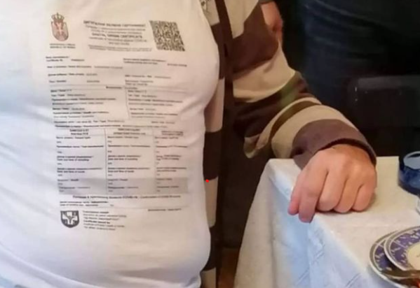 Postao hit: Srbin izradio majicu sa covid propusnicom kako bi mogao ići u ugostiteljske objekte