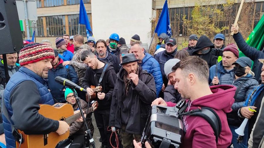 Dubioza kolektiv sa rudarima zapjevala: Fadile je*i se i ti i Vlada Federacije, rudari rade a tvoja Vlada krade