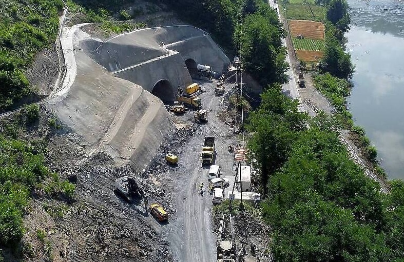 Dvojica radnika na autoputu kod Zenice upala u rijeku Bosnu, u toku potraga