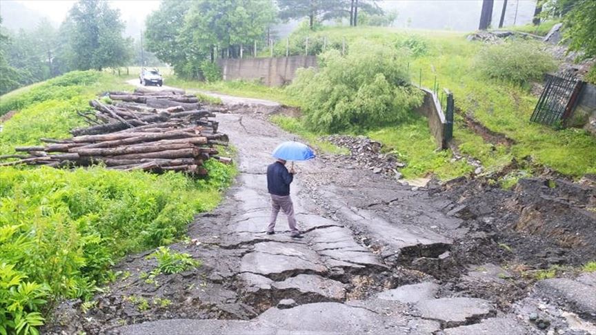 Tuzla: Pokrenuto klizište, ugrožen stambeni objekat, oštećen lokalni put