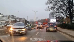 Tuzla: Automobilom oborio stub ulične rasvjete