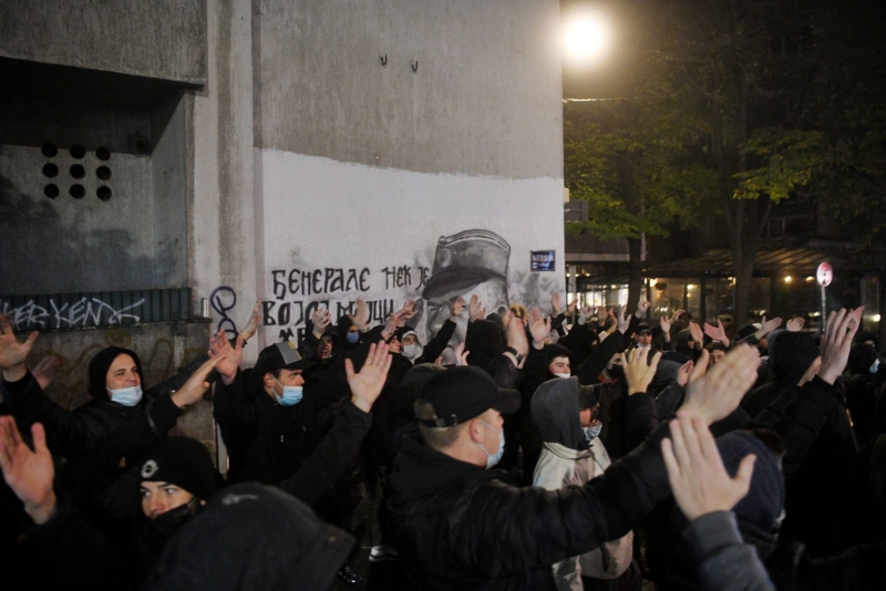 Pristalice Ratka Mladića ponovo kod murala: “Omladina tvoja te poštuje”