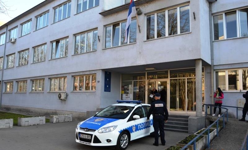 Prijedorska policija kaznila vozača zbog istaknute zastave sa ljiljanima na automobilu