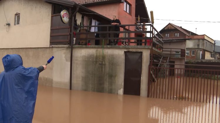 Petočlana porodica u Kaknju zarobljena u kući, iz svoga doma mogu jedino čamcem