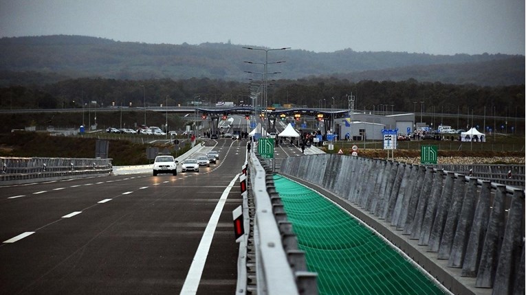 Pijan i bez vozačke dozvole automobilom se zakucao u granični prelaz između BiH i Hrvatske