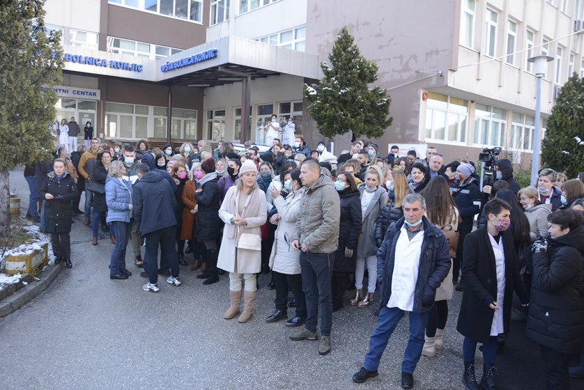 Protest medicinskih radnika u Konjicu: Plaće ili idemo u blokadu ceste M17