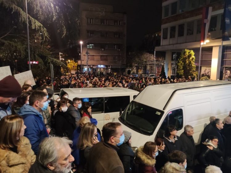 Protest ispred RTS zbog neemitovanja spota protiv Rio Tinta