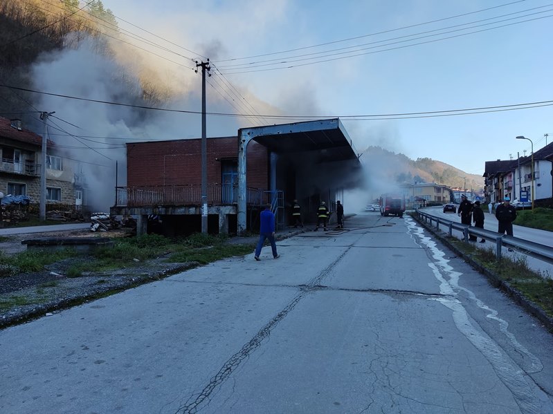 Izgorjela autobuska stanica u Srebrenici koja godinama nije u funkciji