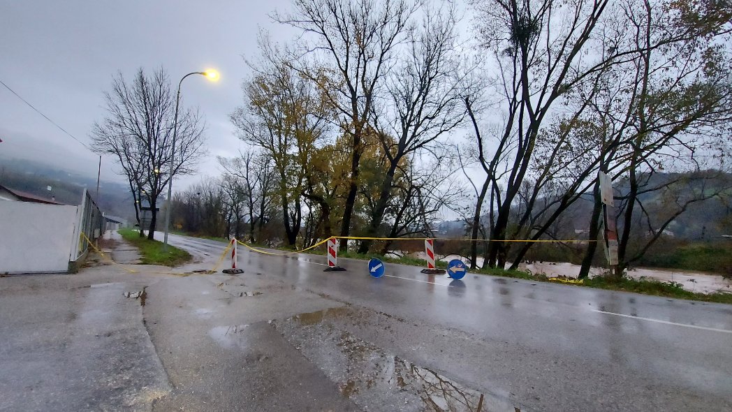 BiH: Zbog vode na kolovozu obustavljen saobraćaj na regionalnom putu Podgrab - Jahorina