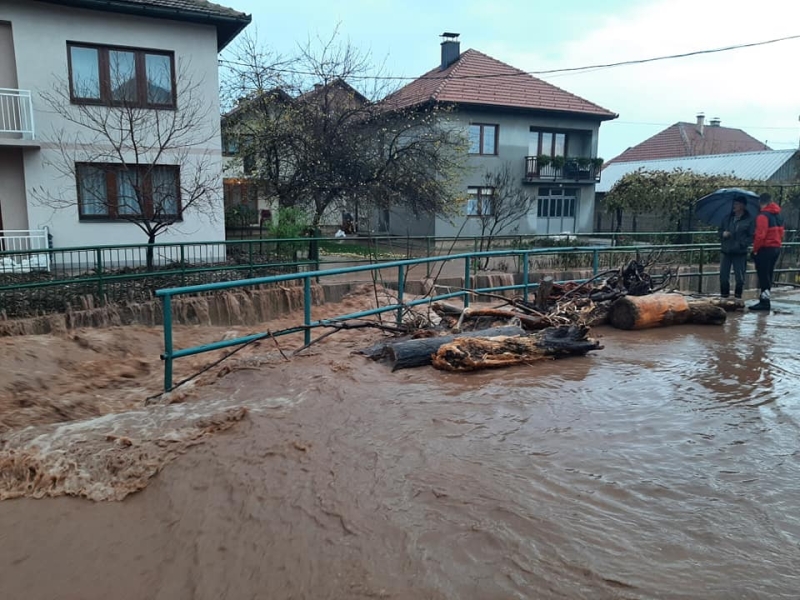 U BiH jutros oblačno s kišom, pljuskovi i kiša se nastavljaju i sutra