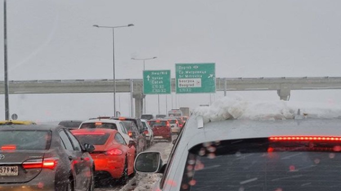 Haos u Srbiji zbog snijega, prilaz beogradskom aerodromu blokiran