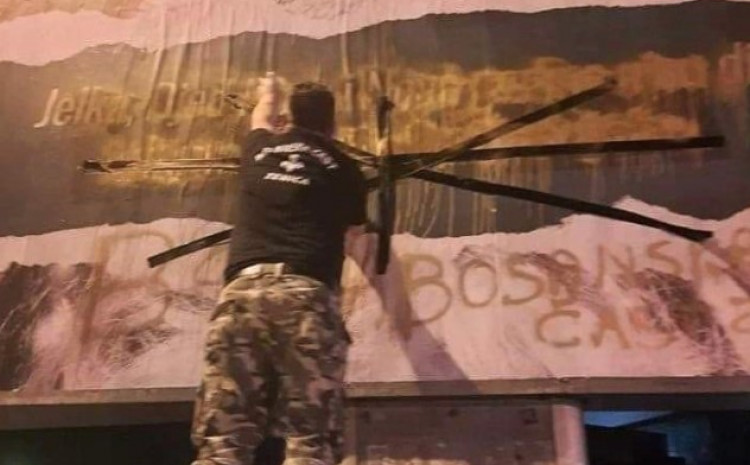 Zenica: Uništen bilbord "Jelka, Djed Mraz i Nova godina nisu dio tradicije Bošnjaka"