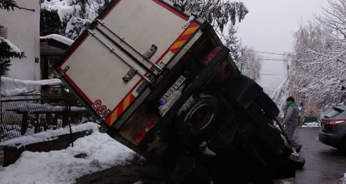 Beograd: Otvorila se velika rupa nasred ceste, upao kamion