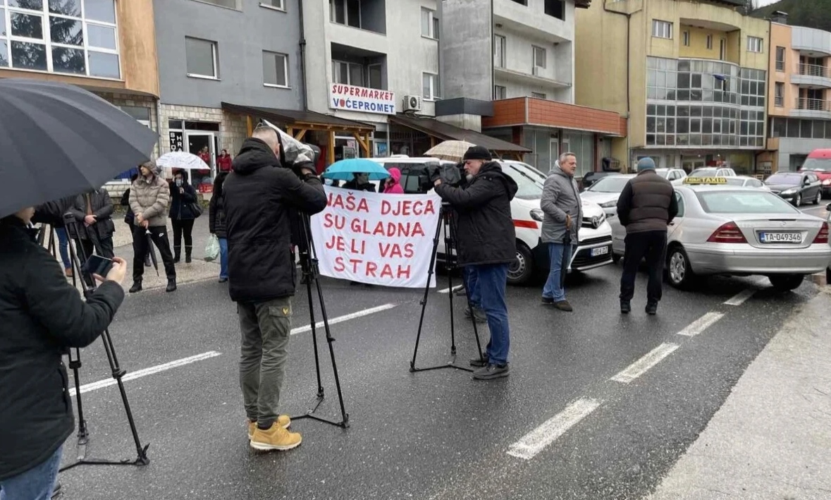 Zdravstveni radnici u Konjicu blokirali magistralnu cestu M-17, traže svoje plate