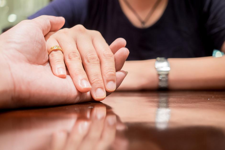 Prsten na malom prstu ima posebno značenje, rugačije je kod muškaraca i  žena