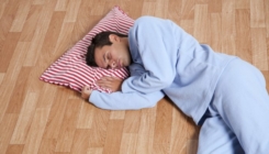 Koje su sve prednosti spavanja na podu umjesto na krevetu? Ima ih mnogo..