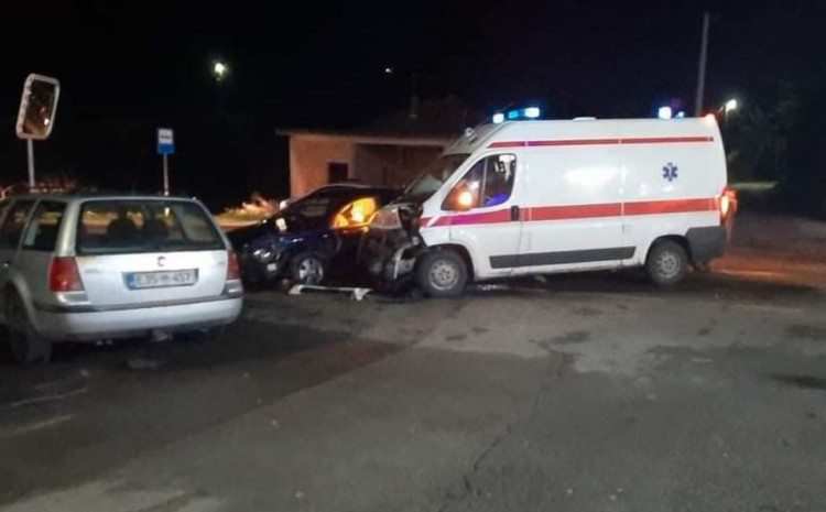 Povrijeđen vozač automobila u sudaru sa sanitetskim vozilom