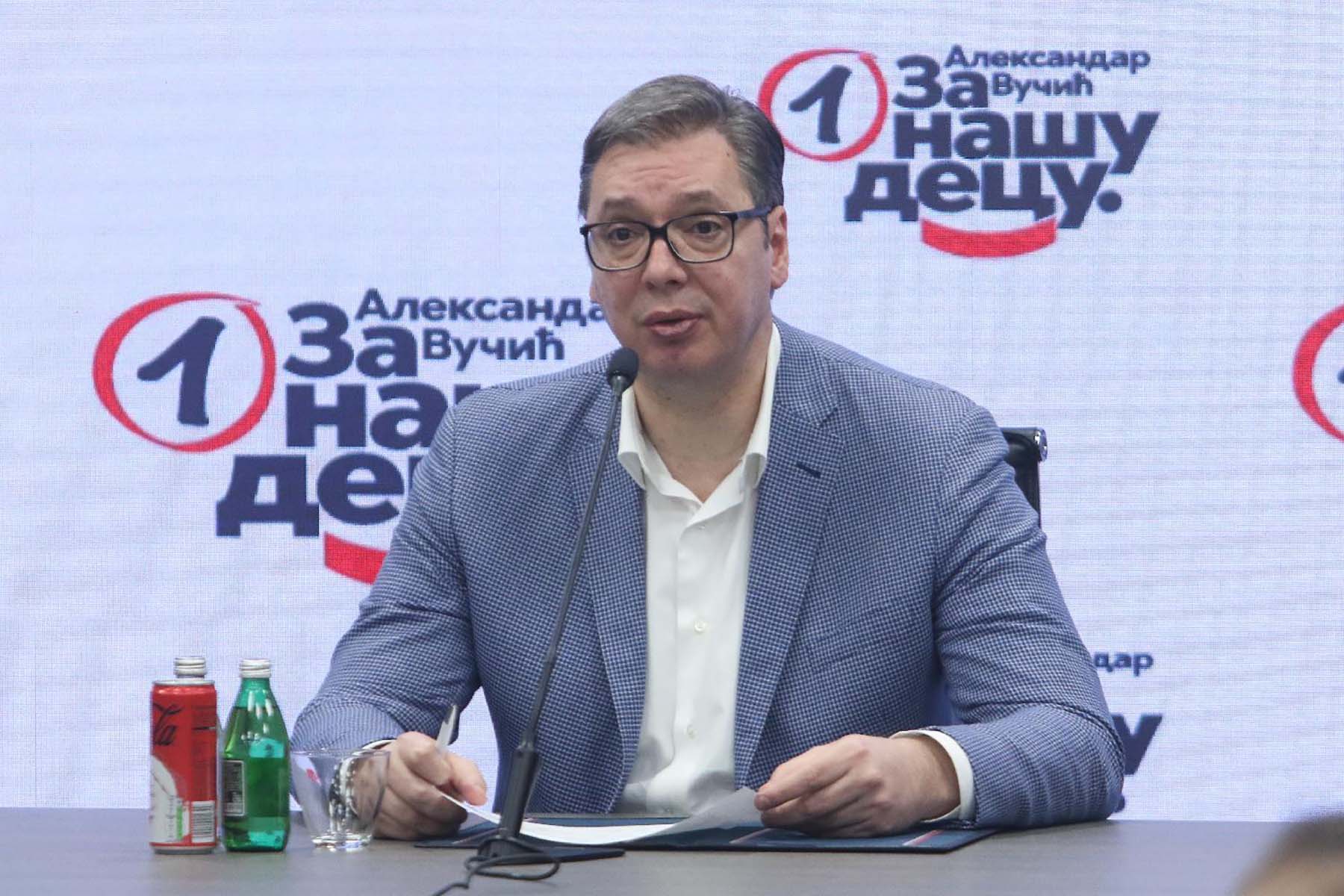 Vučić poslije referenduma napustio prostorije SNS: Evo sad vi vodite stranku