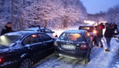 Lančani sudar šest automobila na Bjelašnici, saobraćaj potpuno obustavljen