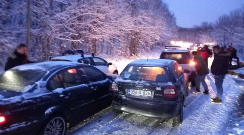 Lančani sudar šest automobila na Bjelašnici, saobraćaj potpuno obustavljen