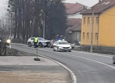 Saobraćajna nesreća na putu Tuzla-Doboj, terenac se zabio u Pola