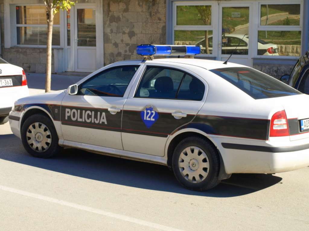 Policijaci iz Livna izašli na teren zbog preglasne muzike, pa fizički napadnuti