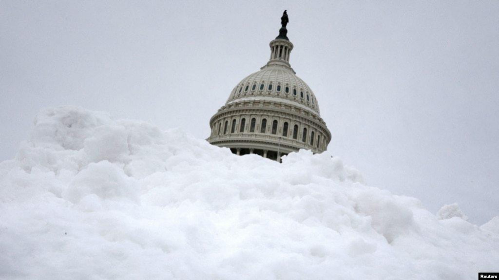 Novo nevrijeme u SAD, otkazane stotine letova, zatvorene škole i vlada