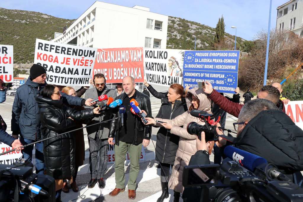 Desetak aktivista na protestima u Neumu traži privođenje političkih aktera