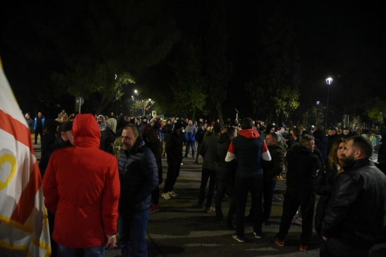 Protest ispred zgrade Vlade CG, okupljeni tražili smjenu Abazovića