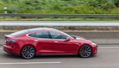 Tesla zbog problema s pojasom povlači 16.000 vozila